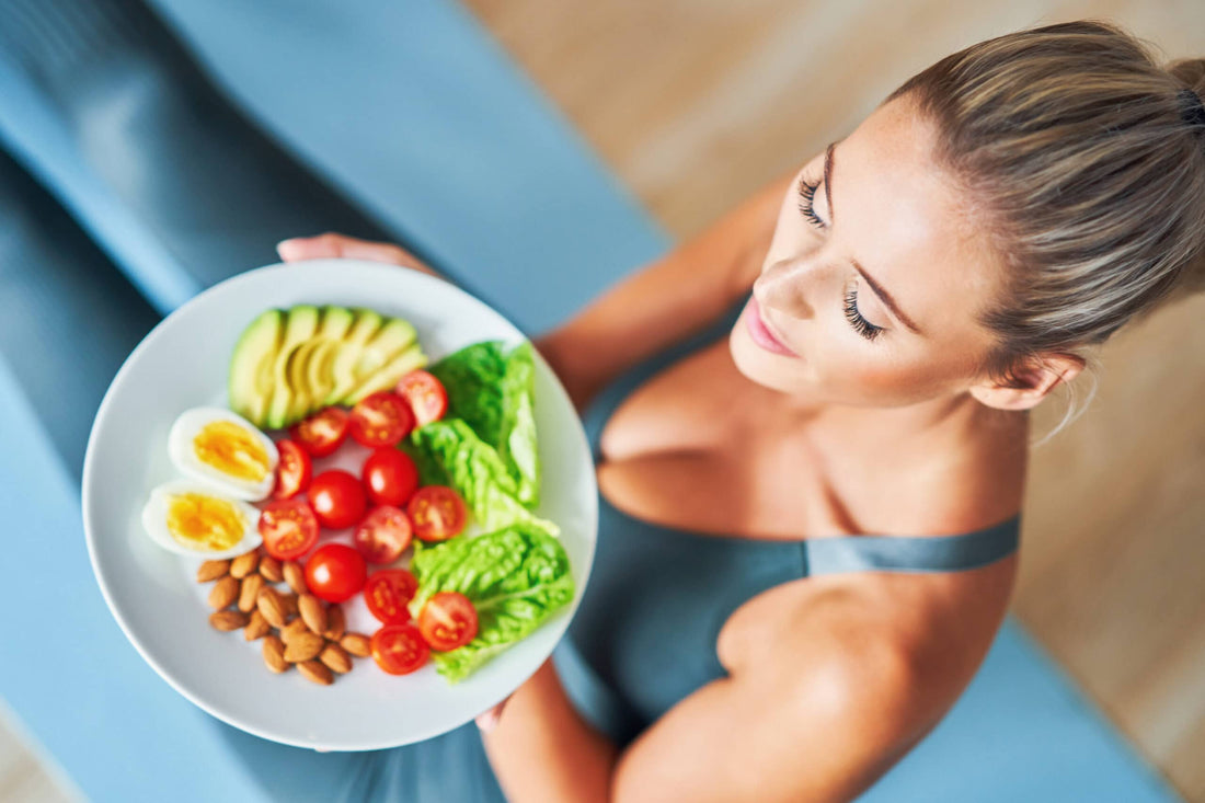 Vrouw gaat koolhydraat arm eten