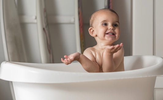 Blije baby tijdens slaapregressie fase