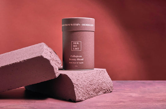 Herbolist Collagen Beauty Blend verpakking op roze podium met minimalistische achtergrond