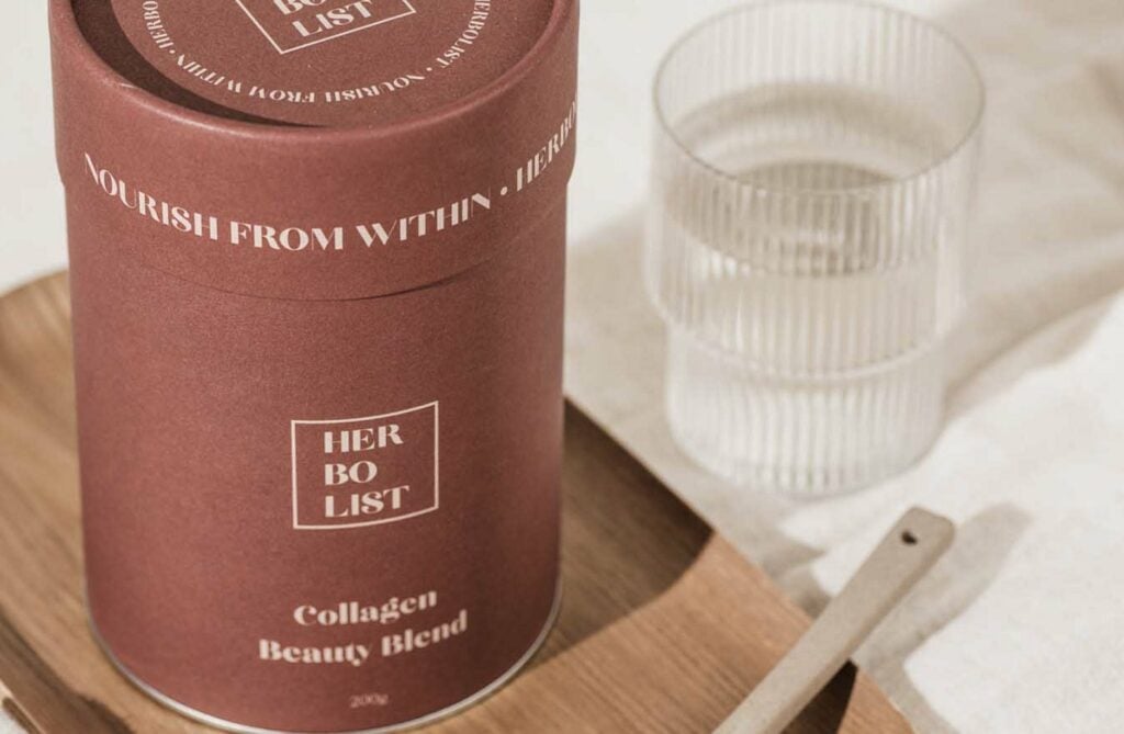 Herbolist Collagen Beauty Blend op houten plank