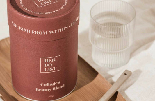 Herbolist Collagen Beauty Blend op houten plank