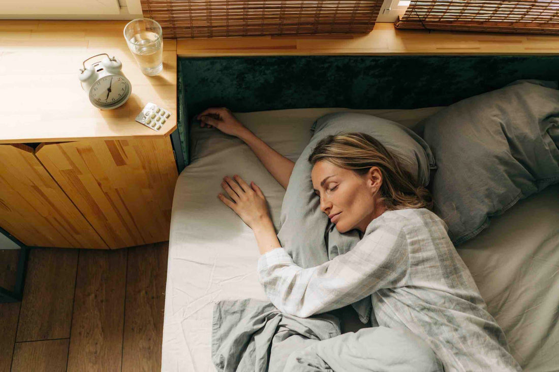 Vrouw slaapt rustig in bed tijdens de nacht