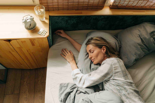Vrouw slaapt rustig in bed tijdens de nacht