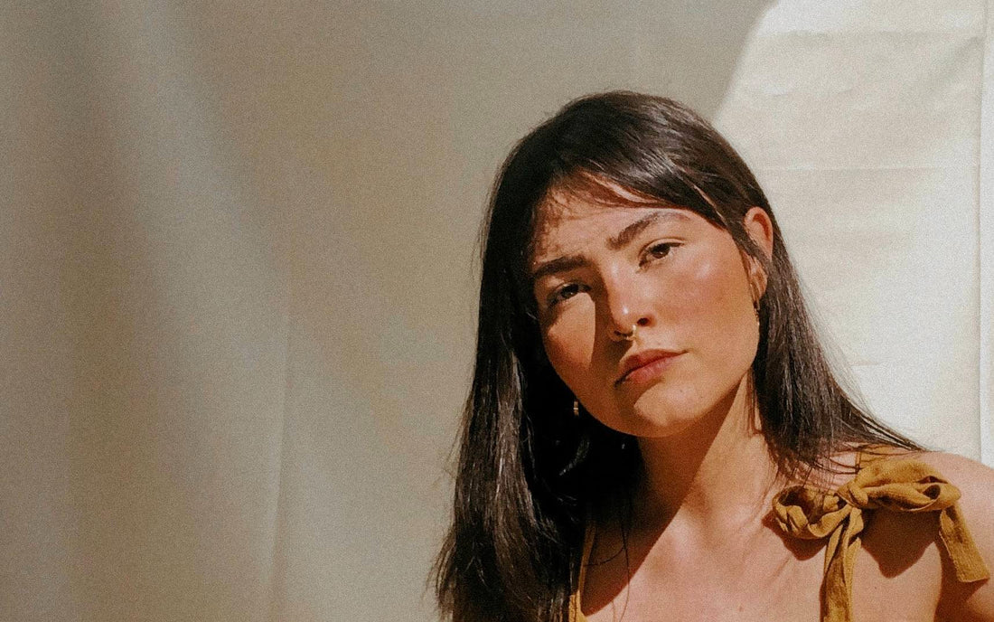 Vrouw in zonlicht met gezonde huid als symbool voor omega 3 voordelen