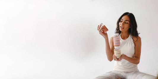 Vrouw met collageen supplementen voor huidverzorging en beauty routine