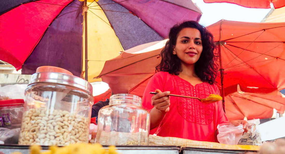 Vrouw verkoopt kurkuma kruiden op lokale markt