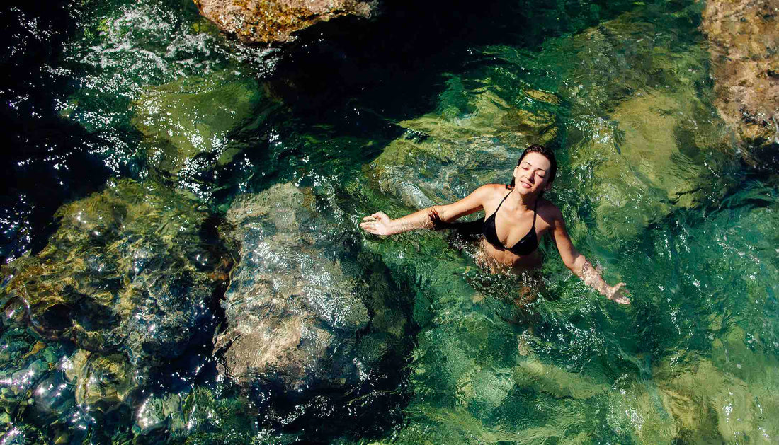 Vrouw zwemt in helder water voor gezonde levensstijl