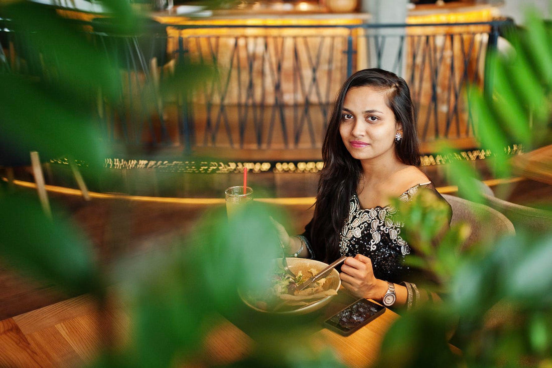 Vrouw geniet van gezonde maaltijd in restaurant omgeving