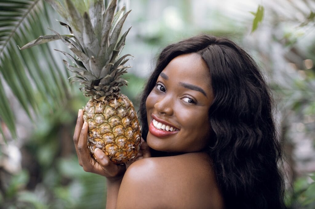 gezonde vrouw ananas