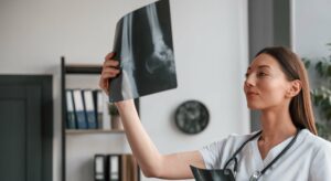 vrouw kijkt naar botten met calcium