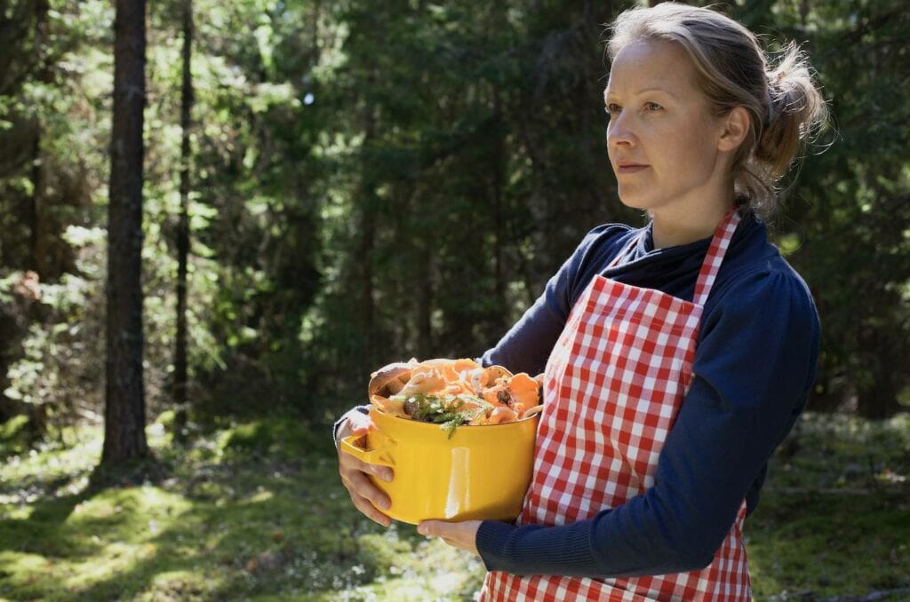 vrouw in bos met paddenstoelen