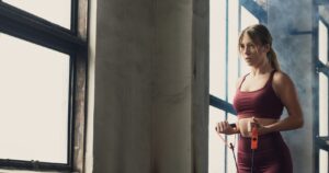 fitness vrouw met creatine