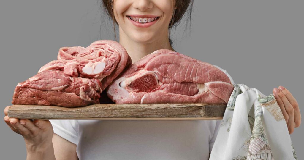 carnivoor vrouw met vlees