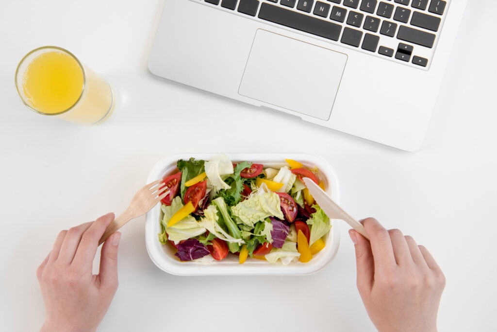Groenten en vezels eten als lunch op werk