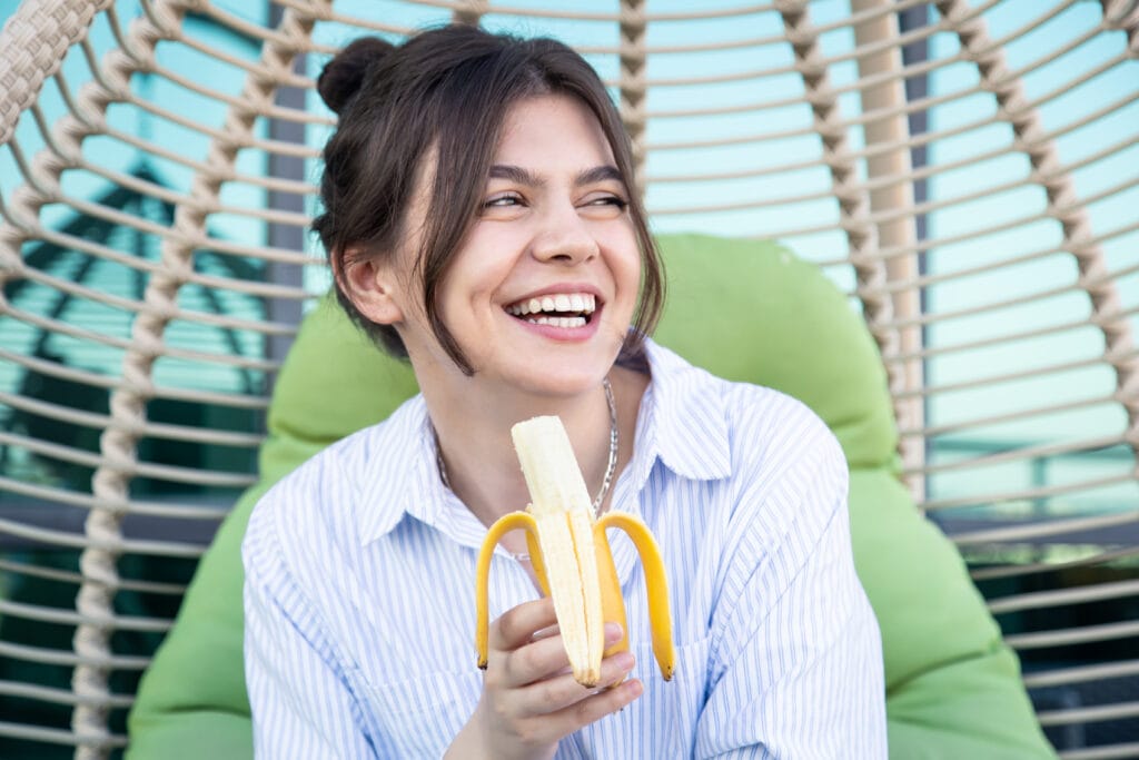 Vrouw die een gezonde banaan eet