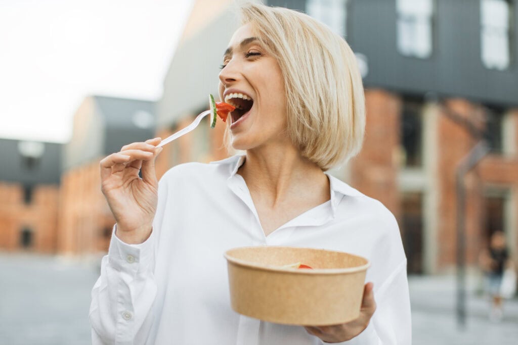 Vrouw die gezond eet voor darmmicrobioom