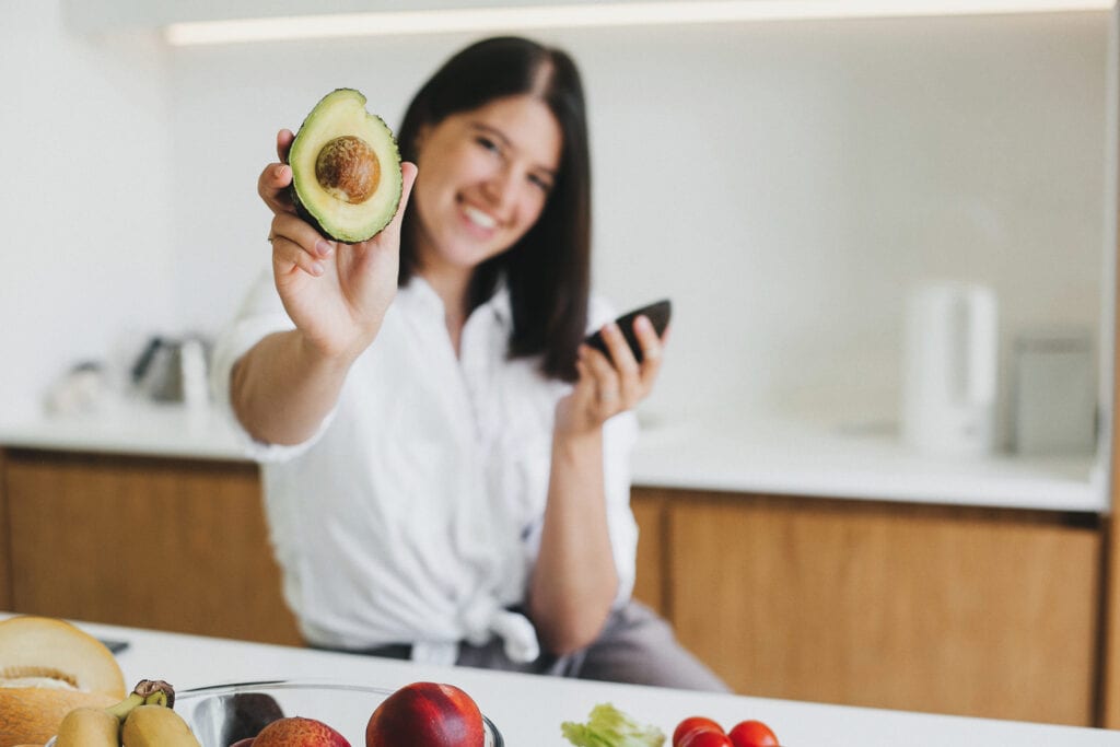 Vrouw die keto dieet volgt met avocado