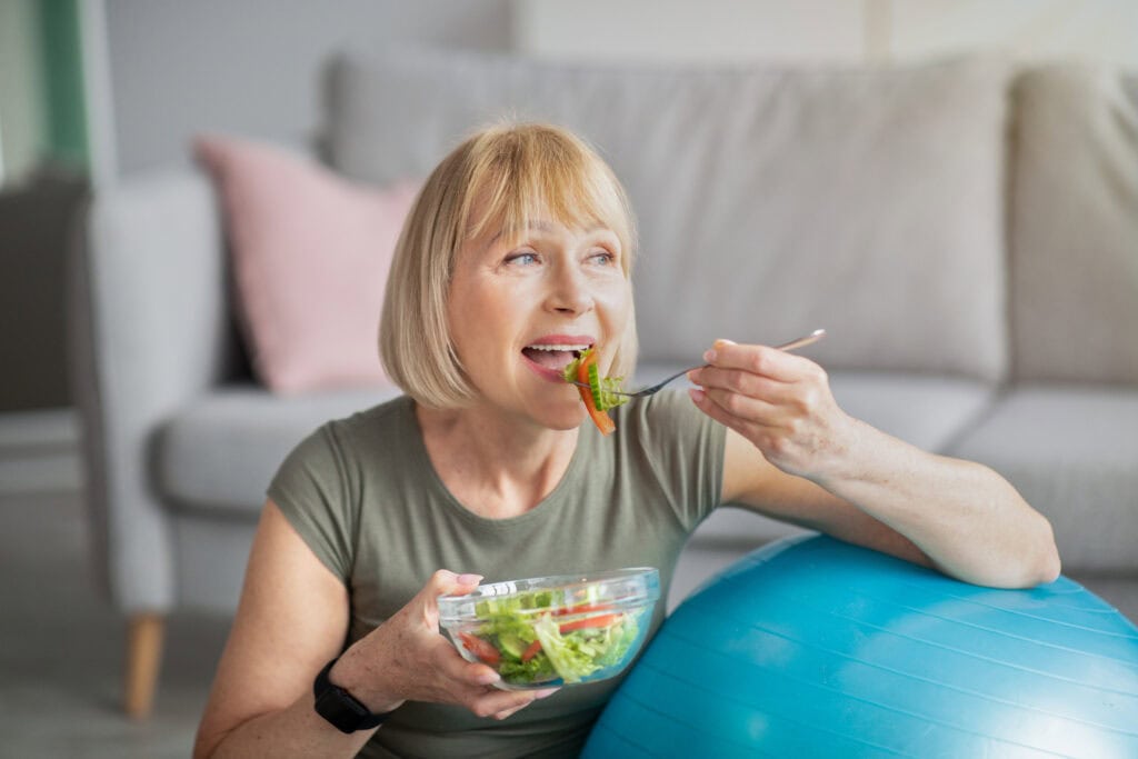 Vrouw die mindful eet voor gewichtsverlies