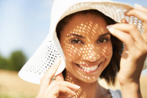 Vrouw in de zon vitamine D opnemen