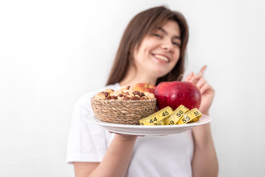 Vrouw met gezond eten weinig calorieën