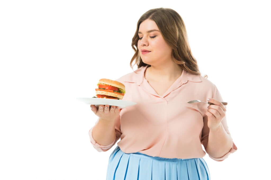 Vrouw met overgewicht door bewerkt voedsel