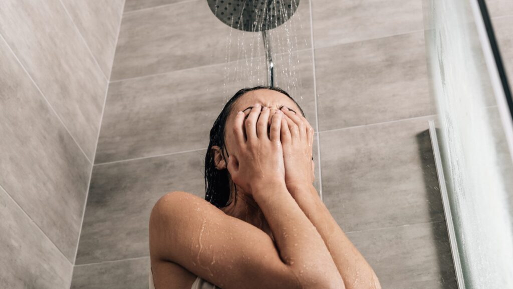 misselijke vrouw onder de douche