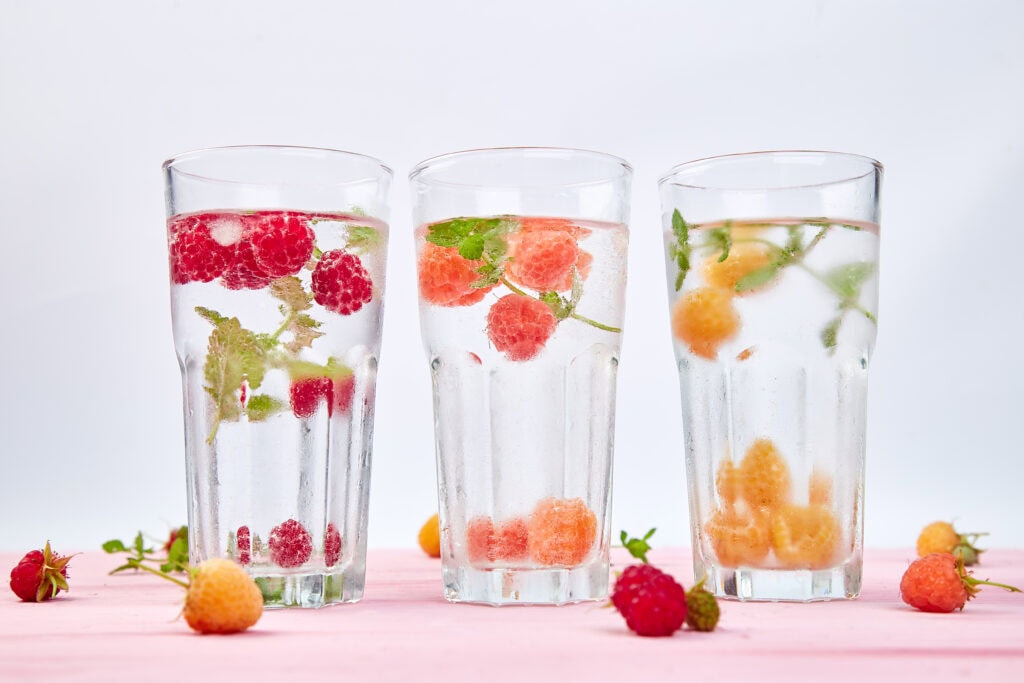 Veel water drinken met fruit voor afvallen