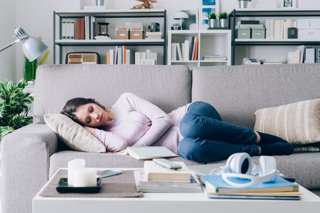 Vrouw die slaapt tegen vermoeidheid 