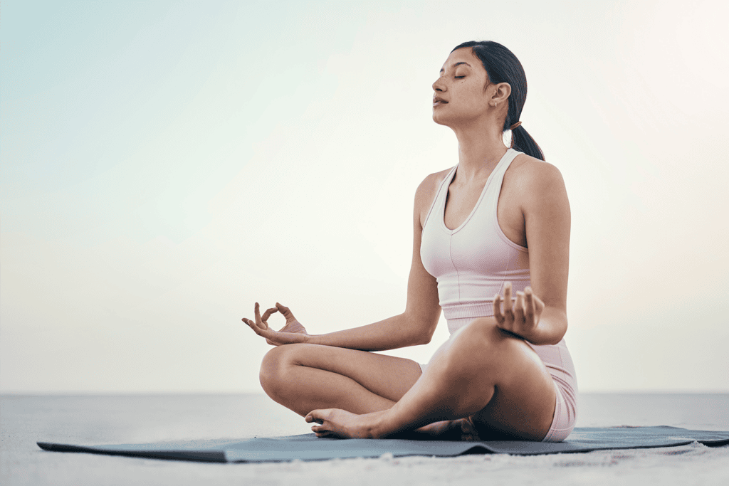Vrouw die yoga doet om 1 kg afvallen per week te bereiken