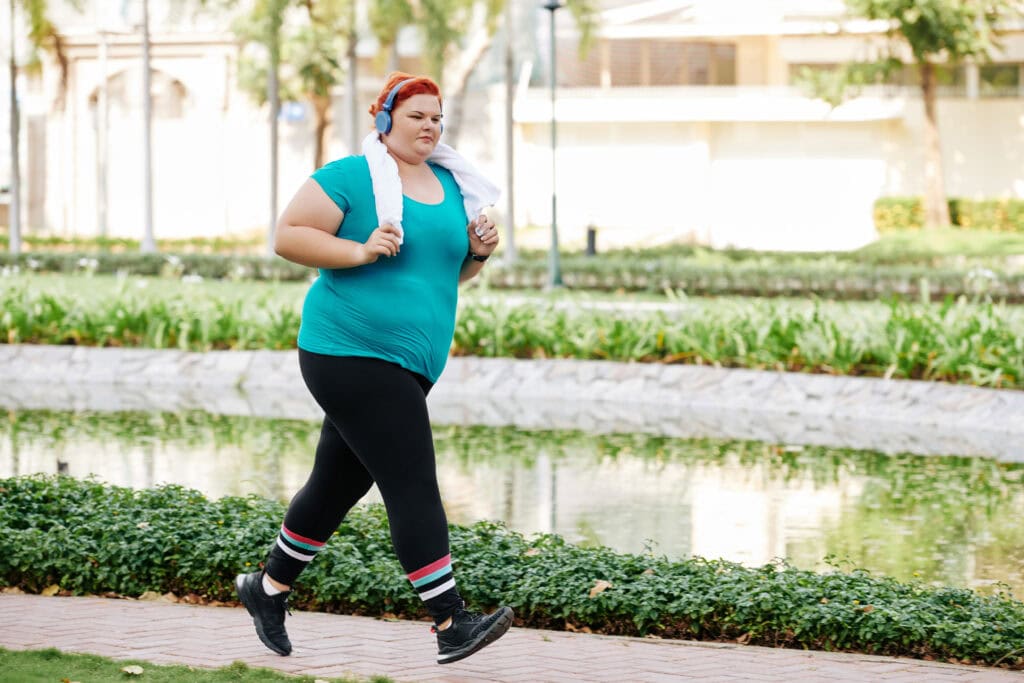 Vrouw met overgewicht die wil afvallen door hardlopen