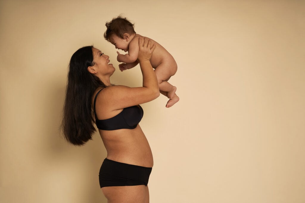 Vrouw met pasgeboren baby en buikje