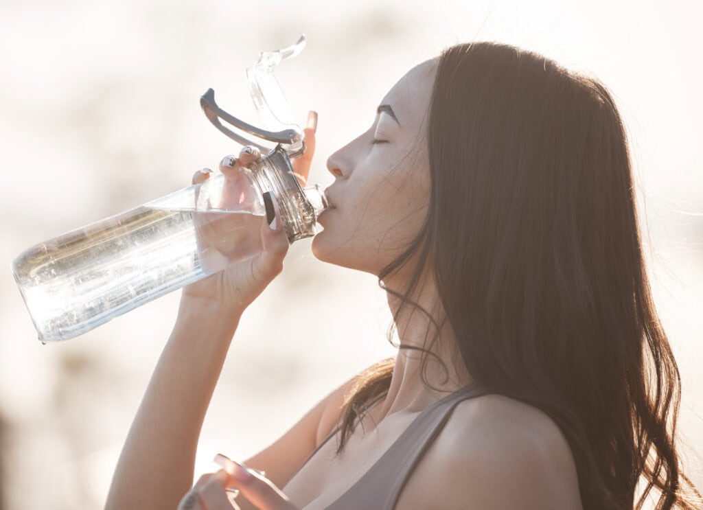 Vrouw veel water aan het drinken voor afvallen