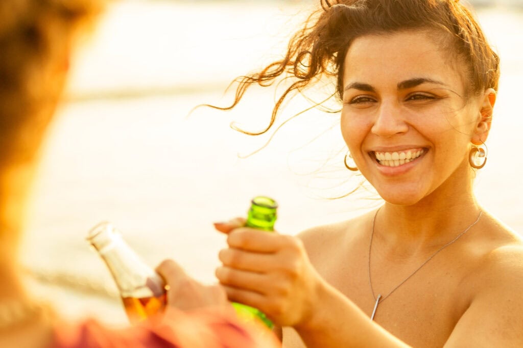 Alcohol buik vrouw op het strand