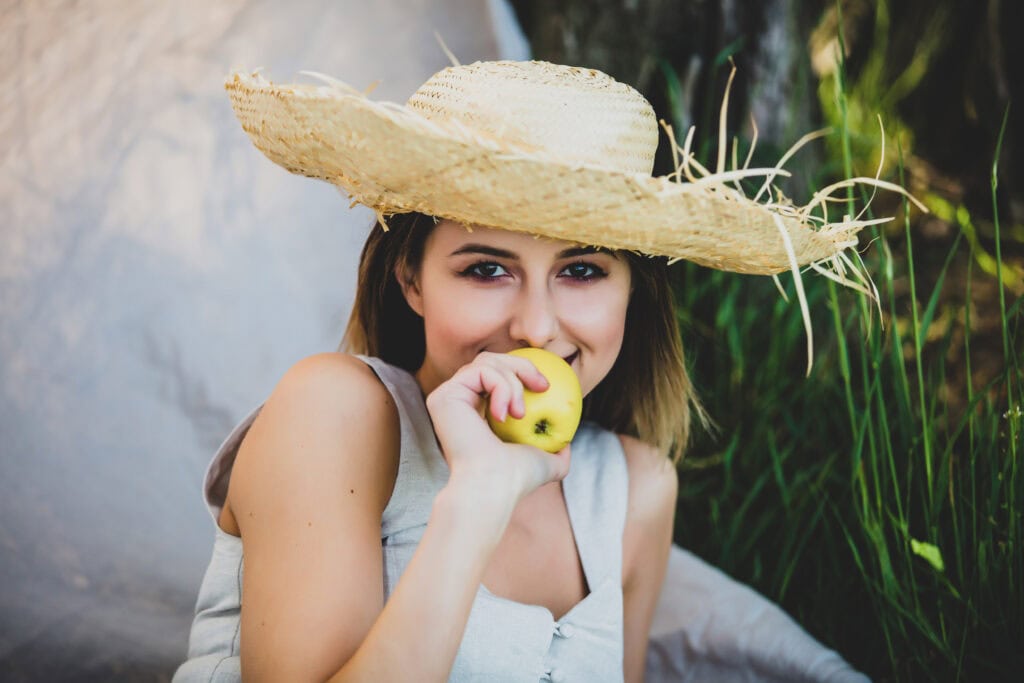 Vrouw die afvalt met appeldieet en appel dieet schema