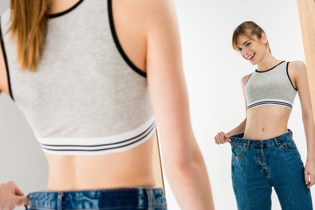 Vrouw is blij met slankere taille in een week