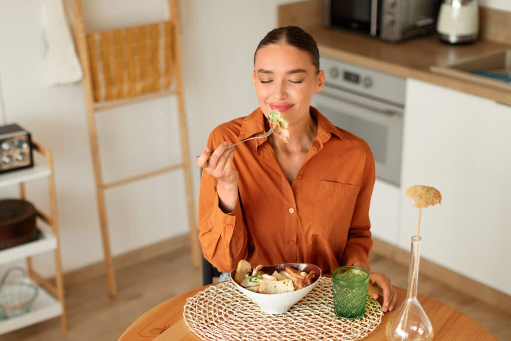 Vrouw met voedselintoleranties knorrende maag en darmen maken geluid