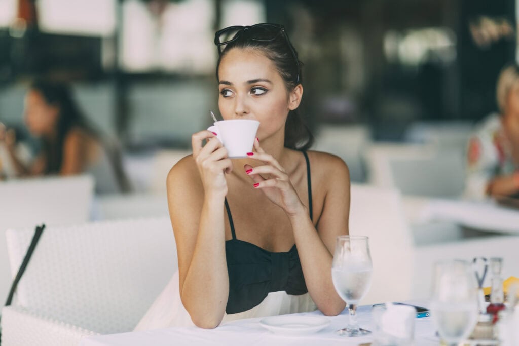 Vrouw wilt koffie en afvallen combineren