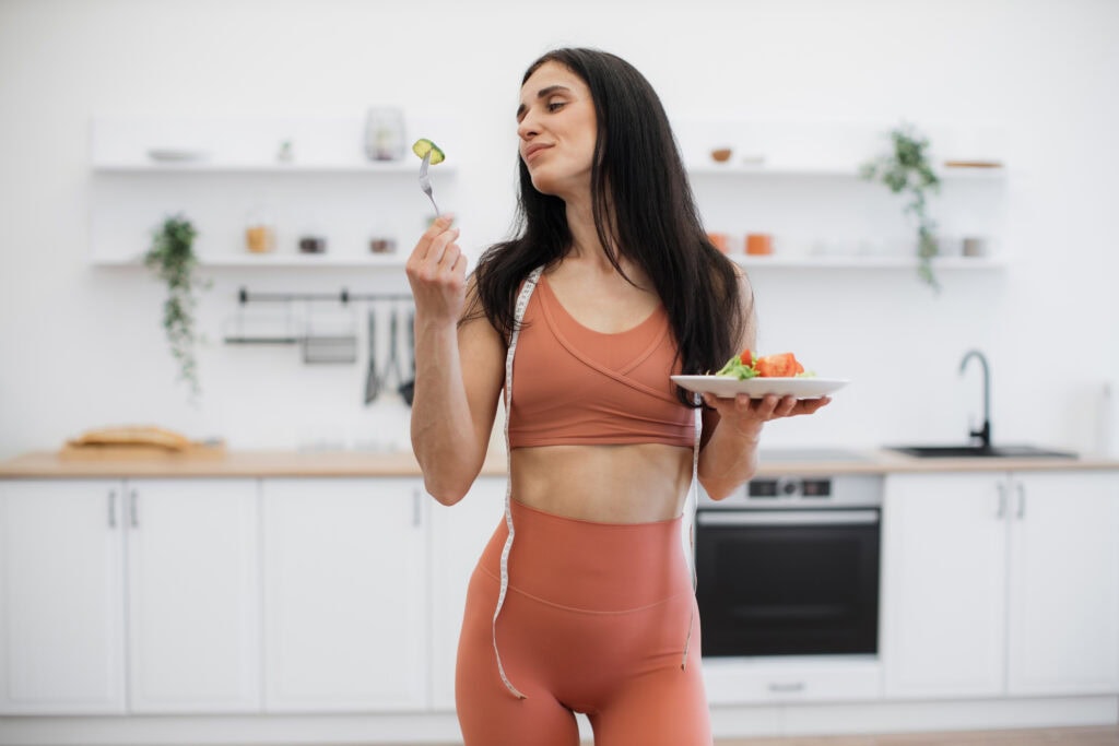 Vrouw eet 1 maaltijd per dag met omad dieet