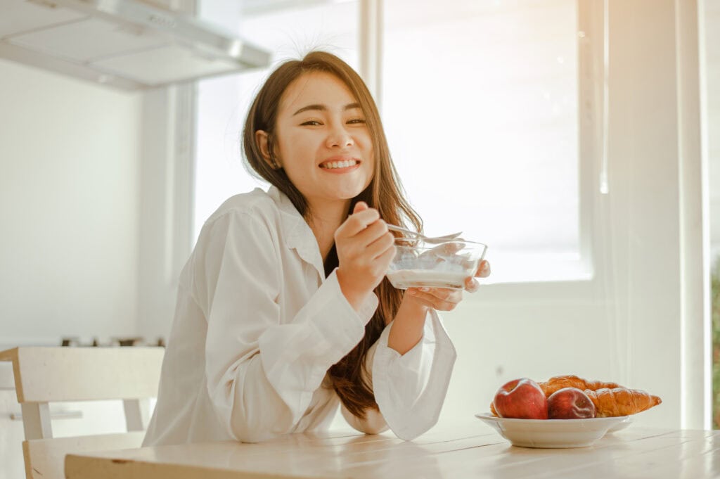 Vrouw eet Griekse yoghurt of kwark afvallen