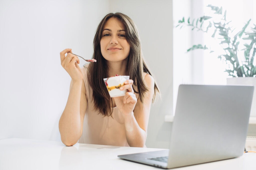 Vrouw eet laag calorie eten