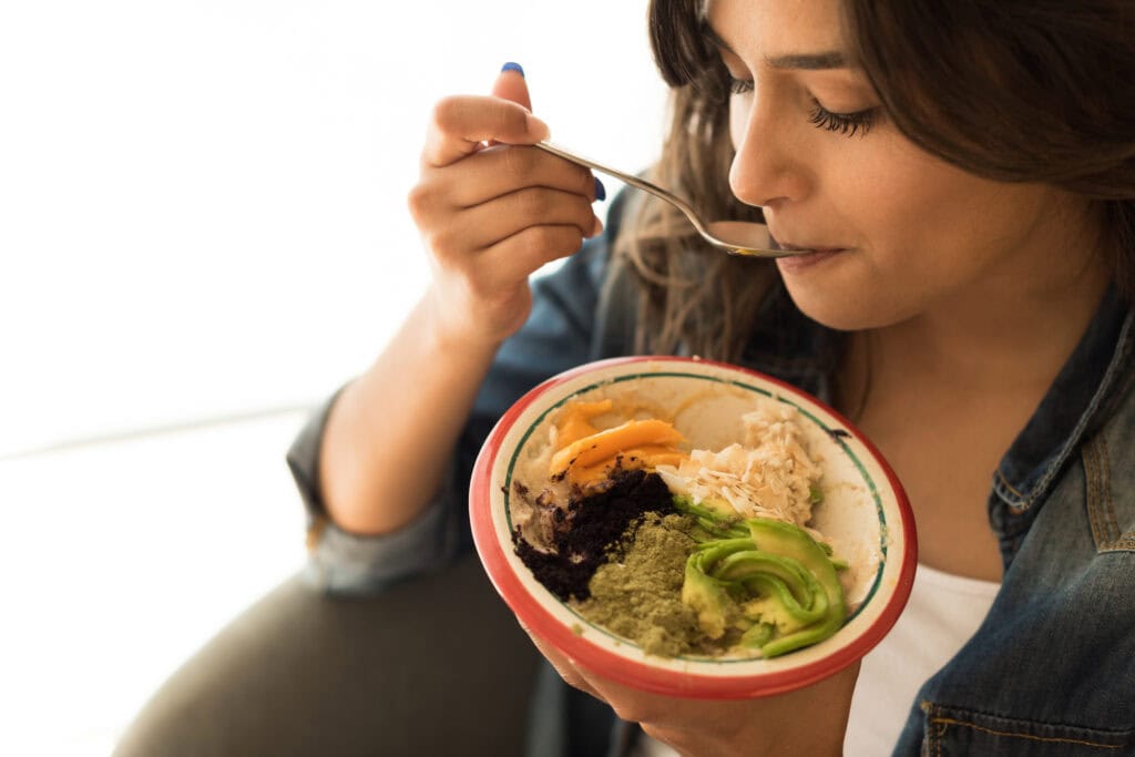 Vrouw gaat afvallen eten avocado en bowl