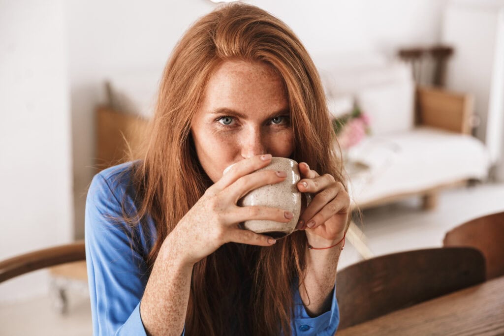 Vrouw gaat met gember afvallen en drinkt gemberthee