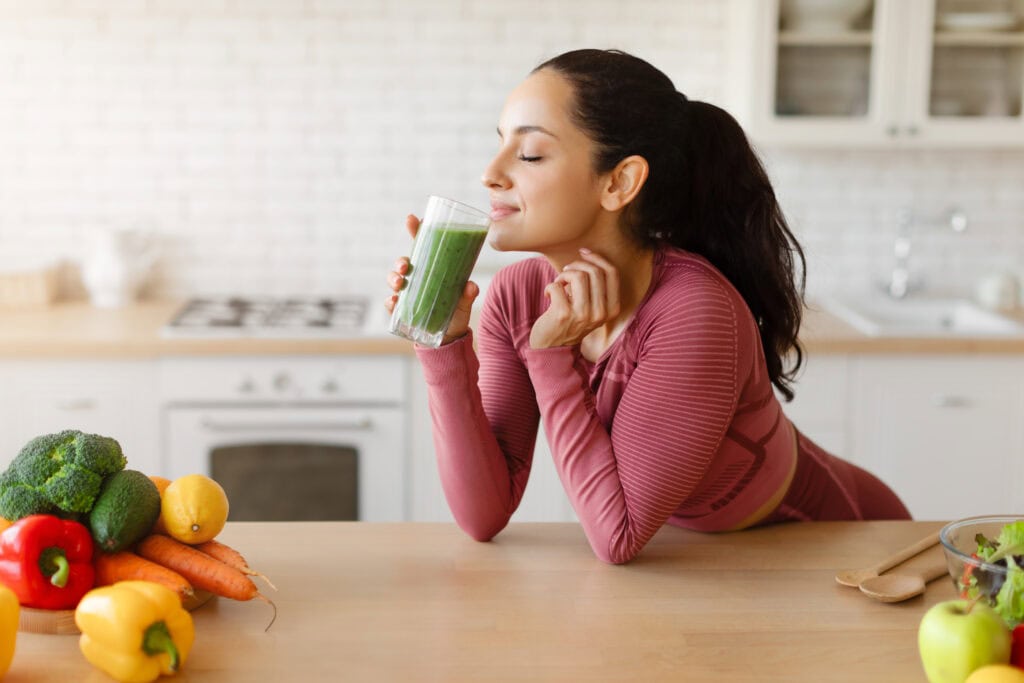 Vrouw wil vet verliezen en vet verbranden met smoothie