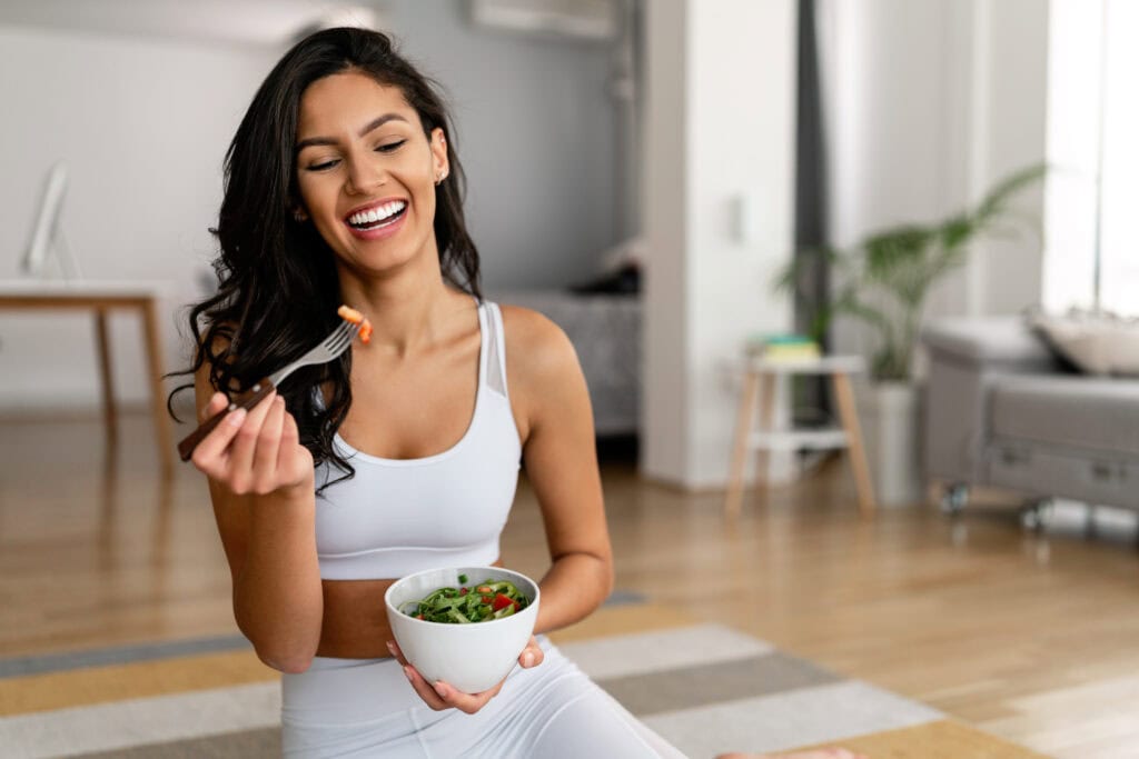 Vrouw eet welke vitamine