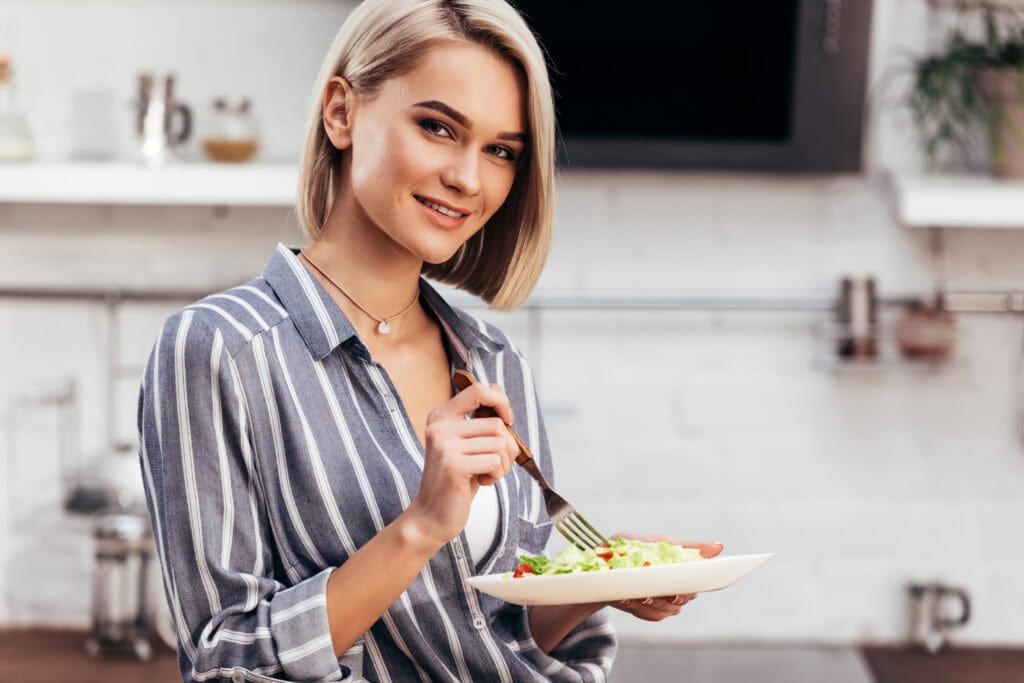 Vrouw gaat koolhydraat arm eten