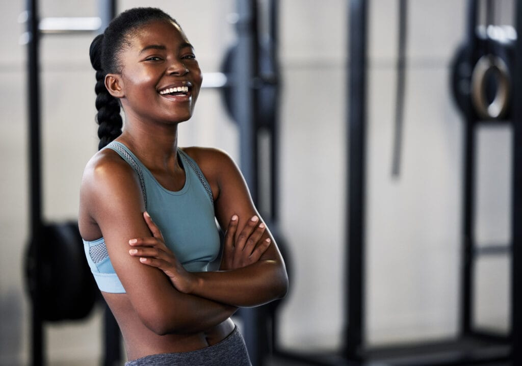 Vrouw in de gym wil met aminozuren afvallen