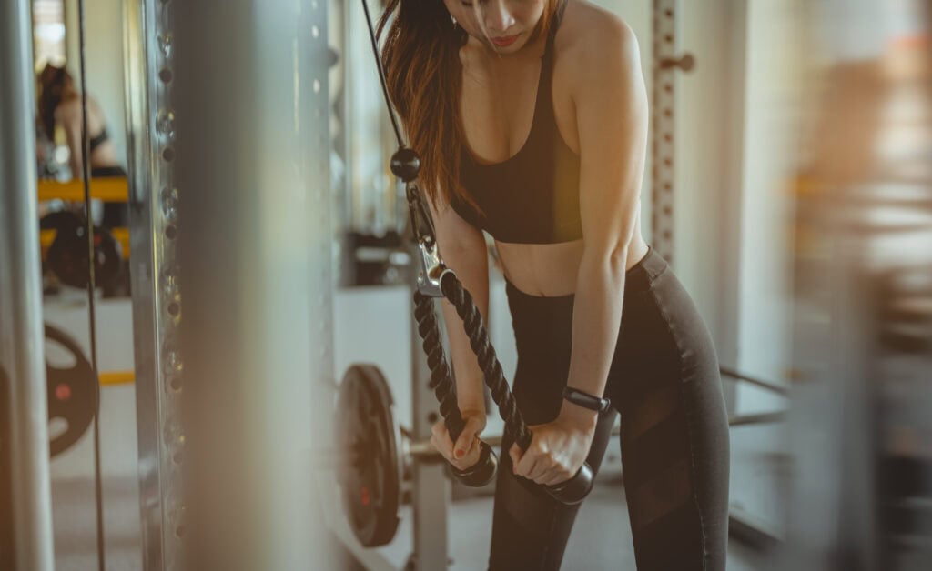 Vrouw kan van te weinig eten niet afvallen dus gaat sporten