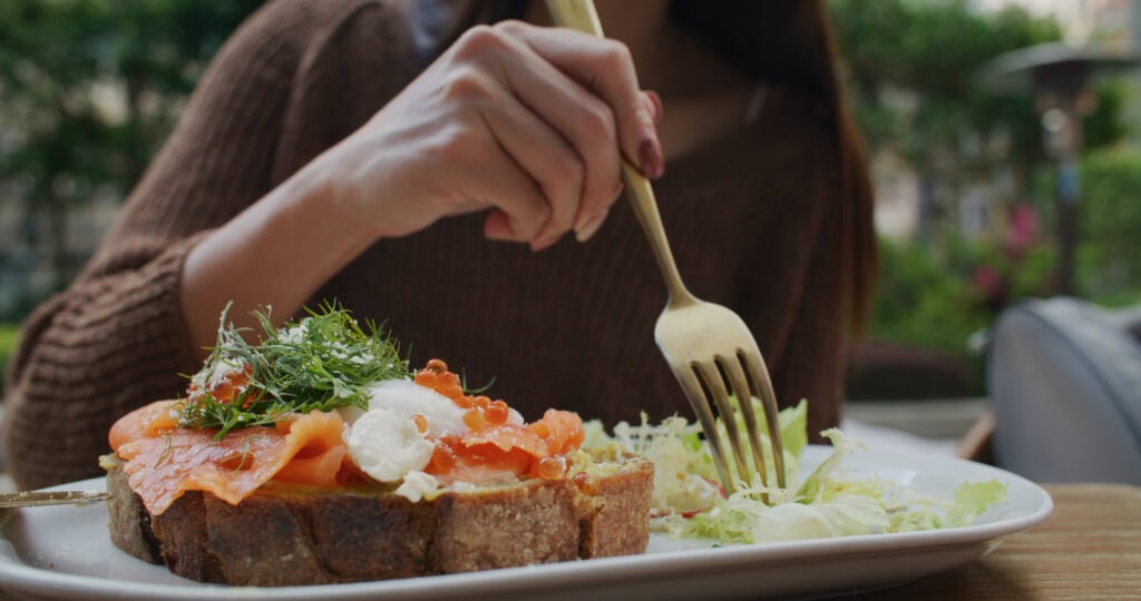 Vrouw eet zalm voor hoeveel mg vitamine d per dag