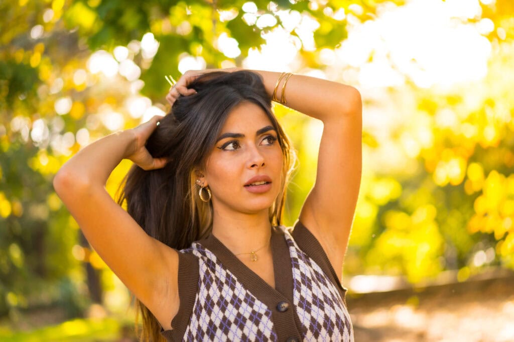 Vrouw heeft geen dun haar hoofdhuid te zien