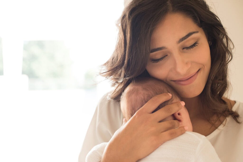 Vrouw met baby vraagt waarom foliumzuur zwangerschap